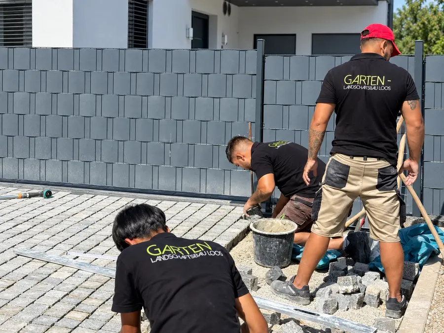 Hochqualifiziertes Team von Garten- und Landschaftsbau Loos bei professionellen Pflasterarbeiten
